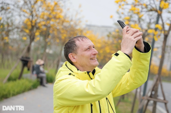 Hanoi trumpet flower road draws visitors - 8