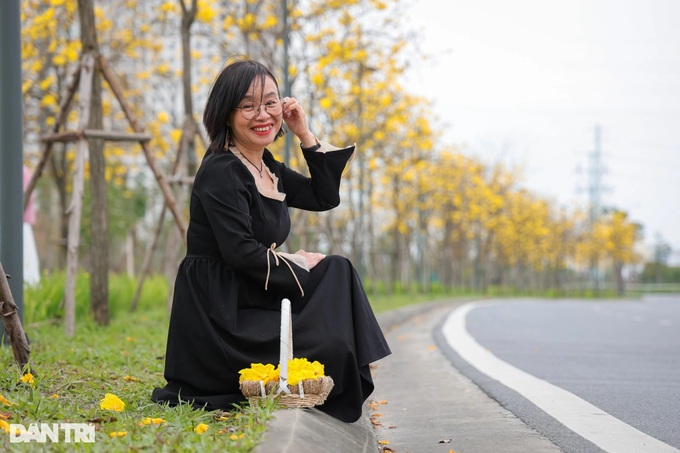 Hanoi trumpet flower road draws visitors - 9