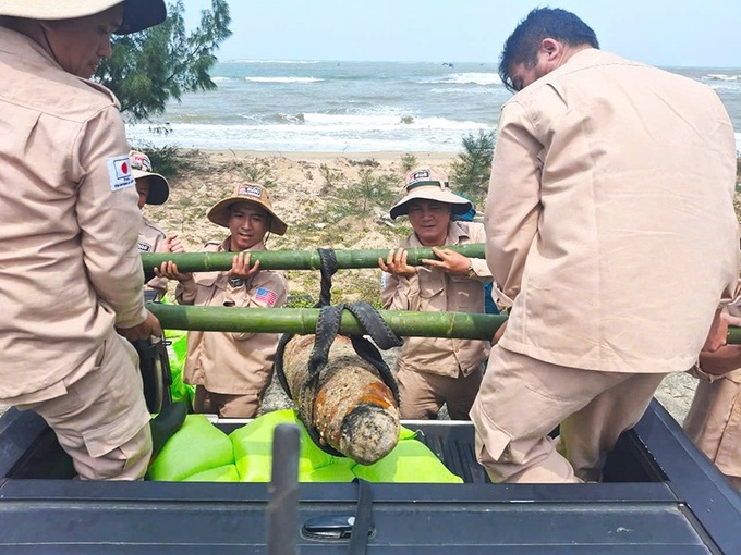 230​-kilo ​bomb ​discovered ​near ​residential ​area in Quang Binh - 2