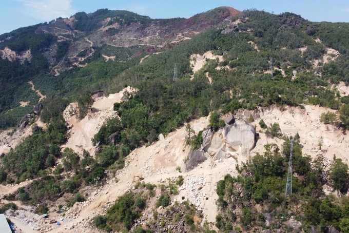Illegal stone mining rampant on Binh Dinh Mountain - 1 Illegal stone mining rampant on Binh Dinh Mountain - 1
