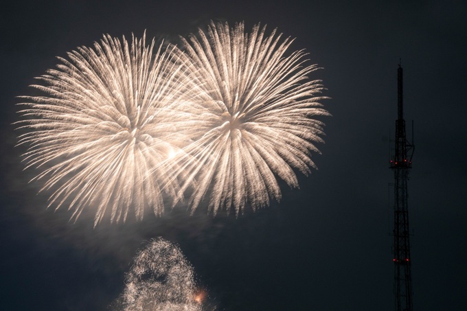 Thousands celebrate with spectacular fireworks display at Hanoi park - 5 Thousands celebrate with spectacular fireworks display at Hanoi park - 5