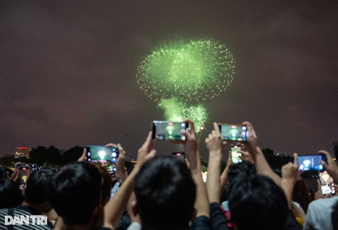 Thousands celebrate with spectacular fireworks display at Hanoi park - 6 Thousands celebrate with spectacular fireworks display at Hanoi park - 6