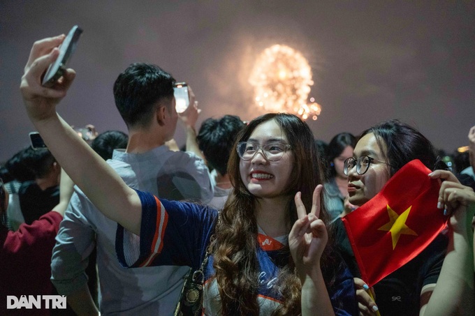 Thousands celebrate with spectacular fireworks display at Hanoi park - 7 Thousands celebrate with spectacular fireworks display at Hanoi park - 7