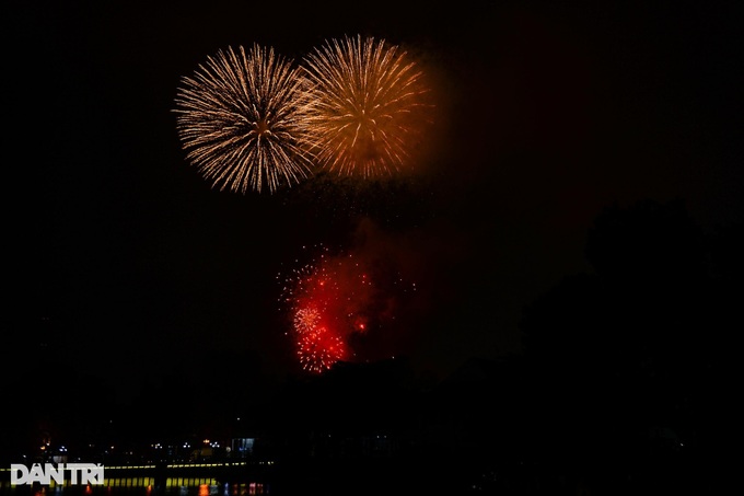 Thousands celebrate with spectacular fireworks display at Hanoi park - 4 Thousands celebrate with spectacular fireworks display at Hanoi park - 4