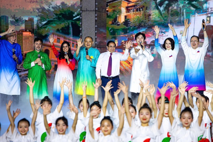 Thousands celebrate with spectacular fireworks display at Hanoi park - 3 Thousands celebrate with spectacular fireworks display at Hanoi park - 3