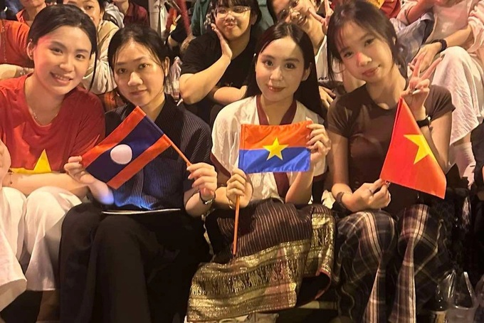 Lao tourist enjoys Vietnam's 50th National Reunification Anniversary - 2 Lao tourist enjoys Vietnam's 50th National Reunification Anniversary - 2