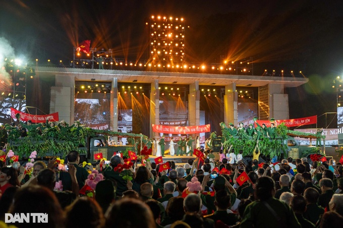 Thousands celebrate with spectacular fireworks display at Hanoi park - 1 Thousands celebrate with spectacular fireworks display at Hanoi park - 1
