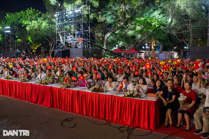 Thousands celebrate with spectacular fireworks display at Hanoi park - 2 Thousands celebrate with spectacular fireworks display at Hanoi park - 2