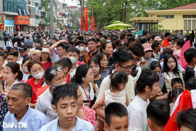 People queue to visit President Ho Chi Minh's Mausoleum on April 30 - 3 People queue to visit President Ho Chi Minh's Mausoleum on April 30 - 3
