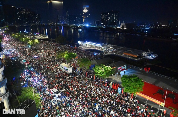Thousands stay up all night waiting for parade in HCM City - 7