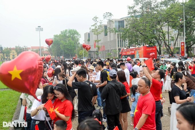 People queue to visit President Ho Chi Minh's Mausoleum on April 30 - 5 People queue to visit President Ho Chi Minh's Mausoleum on April 30 - 5