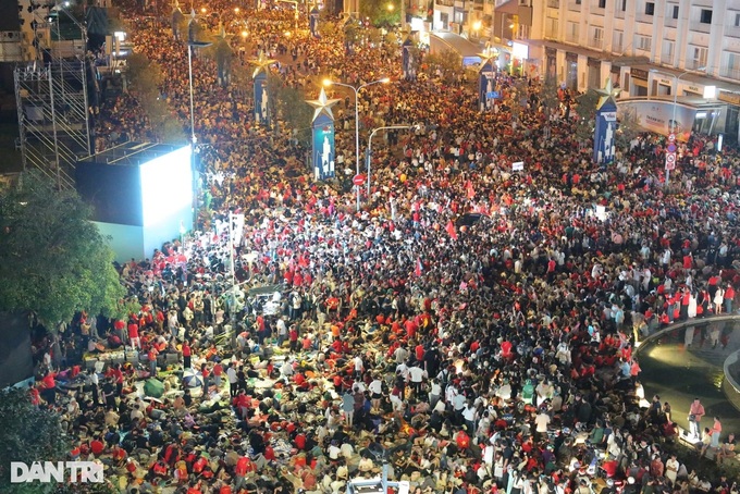 Thousands stay up all night waiting for parade in HCM City - 5