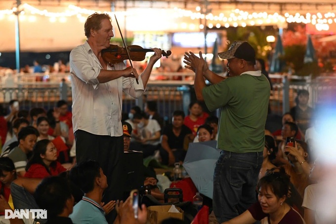 Thousands stay up all night waiting for parade in HCM City - 10