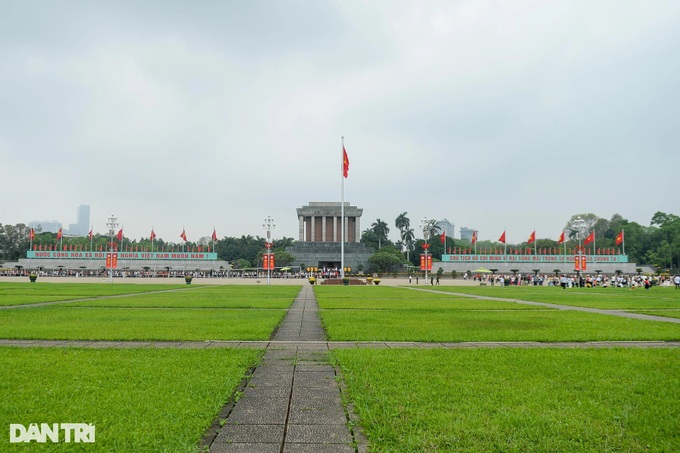 People queue to visit President Ho Chi Minh's Mausoleum on April 30 - 1 People queue to visit President Ho Chi Minh's Mausoleum on April 30 - 1