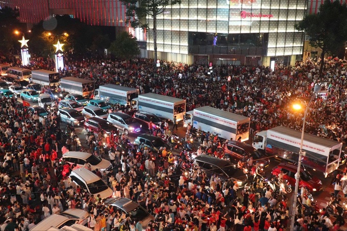 Thousands stay up all night waiting for parade in HCM City - 9