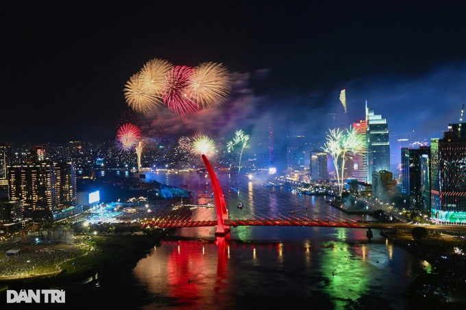 HCM City lights up with fireworks to celebrate reunification anniversary - 1