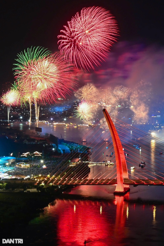 HCM City lights up with fireworks to celebrate reunification anniversary - 9