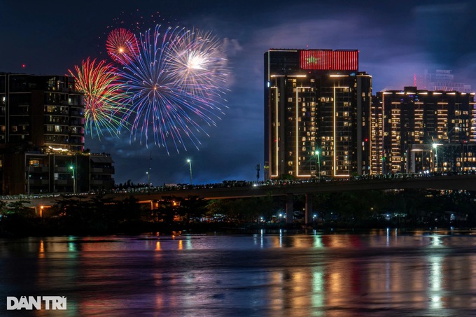 HCM City lights up with fireworks to celebrate reunification anniversary - 11