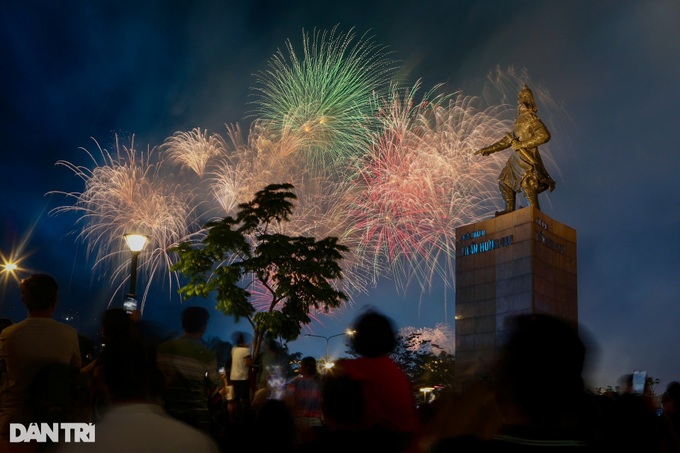HCM City lights up with fireworks to celebrate reunification anniversary - 3