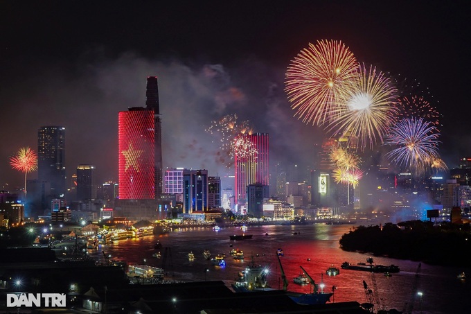 HCM City lights up with fireworks to celebrate reunification anniversary - 5