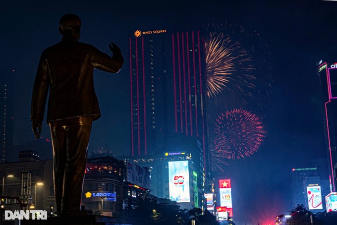 HCM City lights up with fireworks to celebrate reunification anniversary - 6