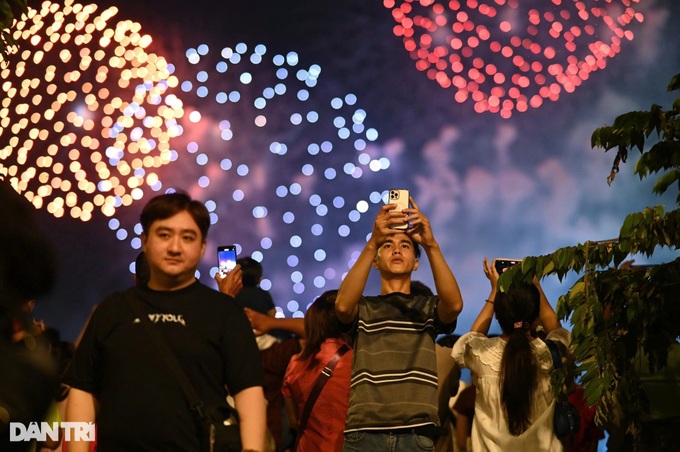 HCM City lights up with fireworks to celebrate reunification anniversary - 7