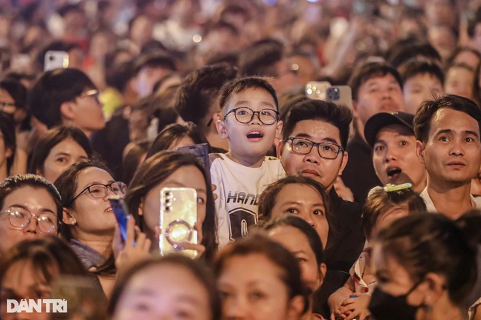 HCM City lights up with fireworks to celebrate reunification anniversary - 8