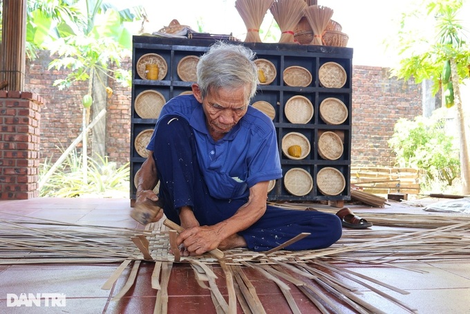 Visitors delighted to learn traditional bamboo boat weaving in Hoi An - 1 Visitors delighted to learn traditional bamboo boat weaving in Hoi An - 1