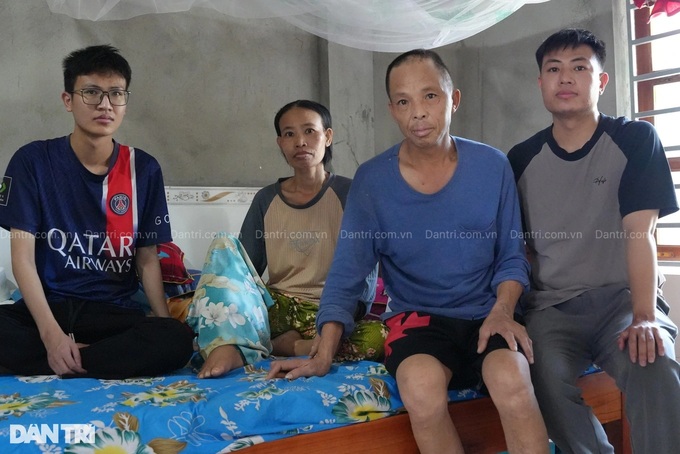 Nghe An poor family receives donations for medical treatment - 2 Nghe An poor family receives donations for medical treatment - 2