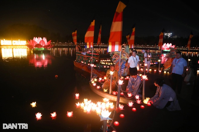 12,000 people pray for world peace at Vesak 2025 lantern ceremony - 10 12,000 people pray for world peace at Vesak 2025 lantern ceremony - 10