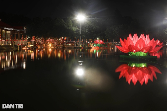 12,000 people pray for world peace at Vesak 2025 lantern ceremony - 11 12,000 people pray for world peace at Vesak 2025 lantern ceremony - 11