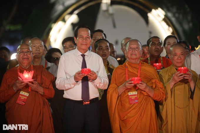 12,000 people pray for world peace at Vesak 2025 lantern ceremony - 2 12,000 people pray for world peace at Vesak 2025 lantern ceremony - 2