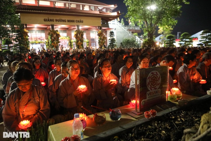 12,000 people pray for world peace at Vesak 2025 lantern ceremony - 4 12,000 people pray for world peace at Vesak 2025 lantern ceremony - 4
