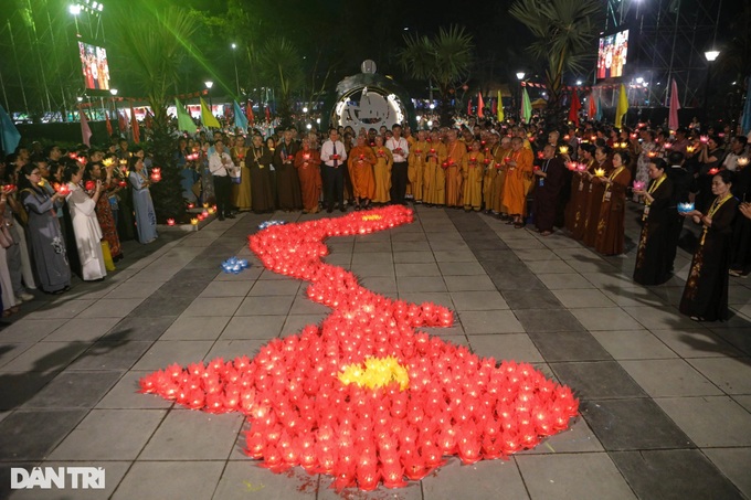 12,000 people pray for world peace at Vesak 2025 lantern ceremony - 3 12,000 people pray for world peace at Vesak 2025 lantern ceremony - 3
