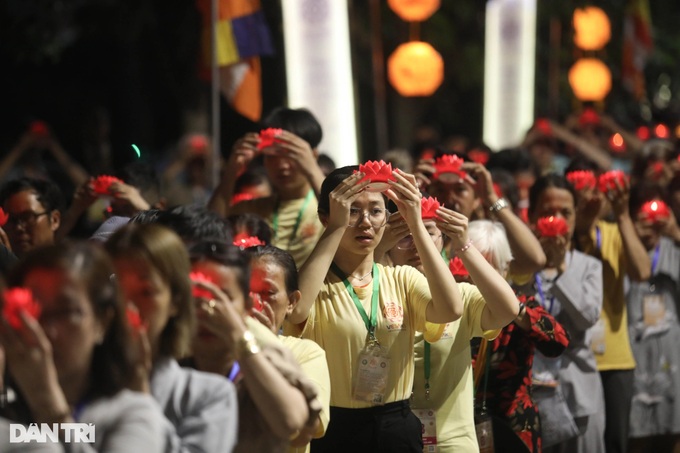 12,000 people pray for world peace at Vesak 2025 lantern ceremony - 5 12,000 people pray for world peace at Vesak 2025 lantern ceremony - 5