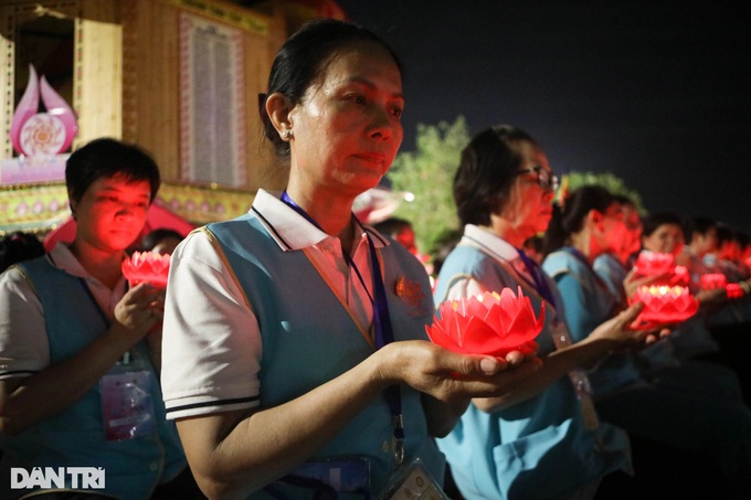 12,000 people pray for world peace at Vesak 2025 lantern ceremony - 6 12,000 people pray for world peace at Vesak 2025 lantern ceremony - 6