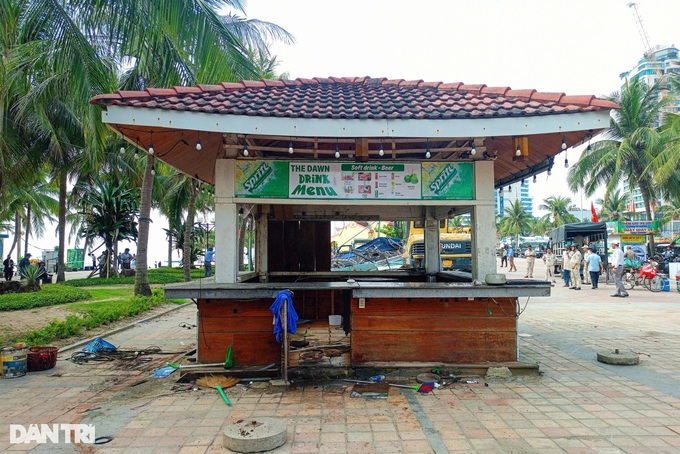 Danang dismantles beachside tourist kiosks along Vo Nguyen Giap Street - 2 Danang dismantles beachside tourist kiosks along Vo Nguyen Giap Street - 2
