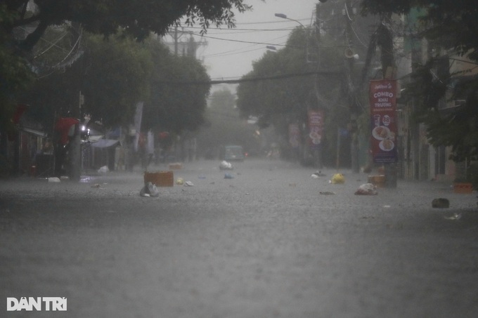 Heavy rain floods major roads in HCM City, vehicles stalled - 3 Heavy rain floods major roads in HCM City, vehicles stalled - 3