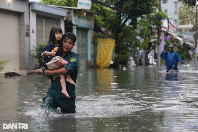 Heavy rain floods major roads in HCM City, vehicles stalled - 4 Heavy rain floods major roads in HCM City, vehicles stalled - 4