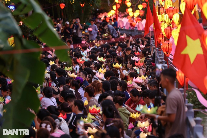 Thousands gather for lantern night at HCM City pagoda to celebrate Vesak - 2 Thousands gather for lantern night at HCM City pagoda to celebrate Vesak - 2