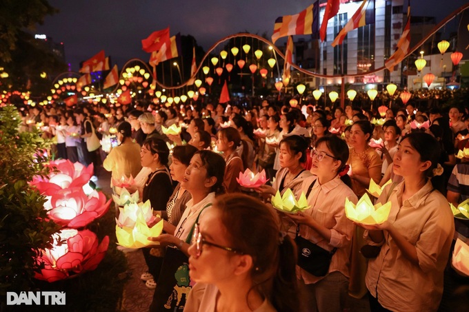 Thousands gather for lantern night at HCM City pagoda to celebrate Vesak - 3 Thousands gather for lantern night at HCM City pagoda to celebrate Vesak - 3