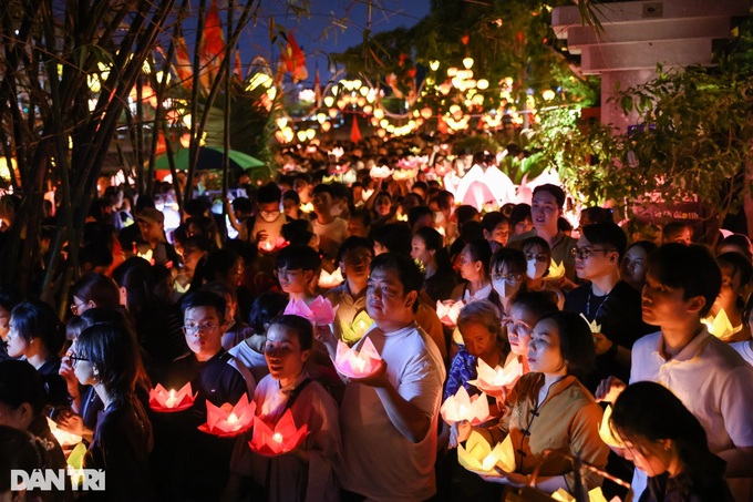 Thousands gather for lantern night at HCM City pagoda to celebrate Vesak - 4 Thousands gather for lantern night at HCM City pagoda to celebrate Vesak - 4