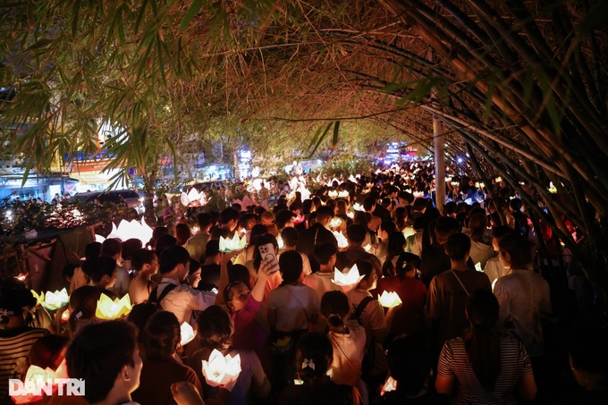Thousands gather for lantern night at HCM City pagoda to celebrate Vesak - 6 Thousands gather for lantern night at HCM City pagoda to celebrate Vesak - 6