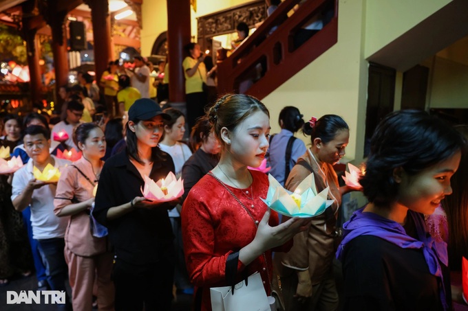 Thousands gather for lantern night at HCM City pagoda to celebrate Vesak - 8 Thousands gather for lantern night at HCM City pagoda to celebrate Vesak - 8