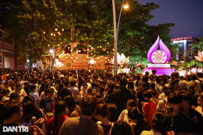 Thousands gather for lantern night at HCM City pagoda to celebrate Vesak - 9 Thousands gather for lantern night at HCM City pagoda to celebrate Vesak - 9