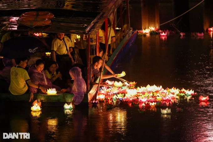 Thousands gather for lantern night at HCM City pagoda to celebrate Vesak - 10 Thousands gather for lantern night at HCM City pagoda to celebrate Vesak - 10