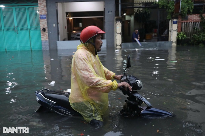 Heavy rain floods major roads in HCM City, vehicles stalled - 5 Heavy rain floods major roads in HCM City, vehicles stalled - 5