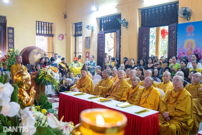Crowds gather at Quan Su Pagoda for Vesak celebrations - 2 Crowds gather at Quan Su Pagoda for Vesak celebrations - 2