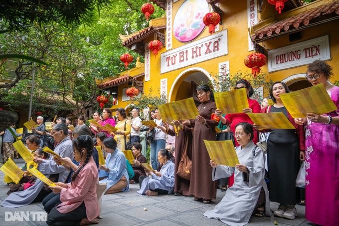 Crowds gather at Quan Su Pagoda for Vesak celebrations - 1 Crowds gather at Quan Su Pagoda for Vesak celebrations - 1