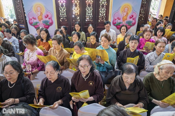 Crowds gather at Quan Su Pagoda for Vesak celebrations - 3 Crowds gather at Quan Su Pagoda for Vesak celebrations - 3